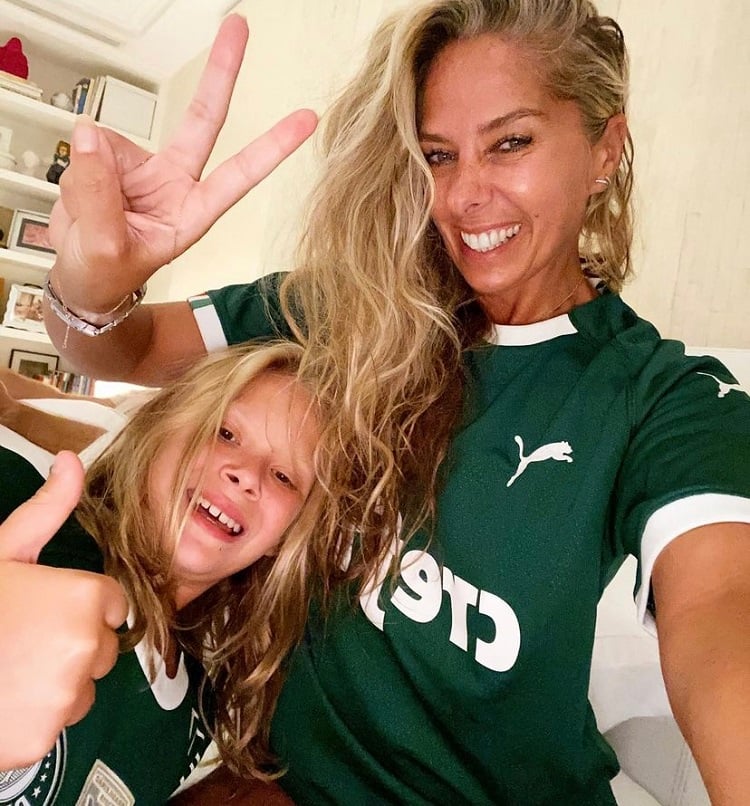 Foto de Galisteu com seu filho Vittorio, ambos usam camiseta do Palmeiras