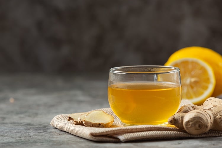 Foto de chá de açafrão com gengibre e laranja