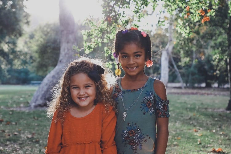 Foto de duas crianças sorrindo