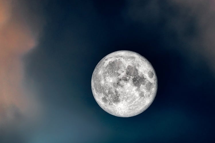 Foto do céu noturno com lua cheia