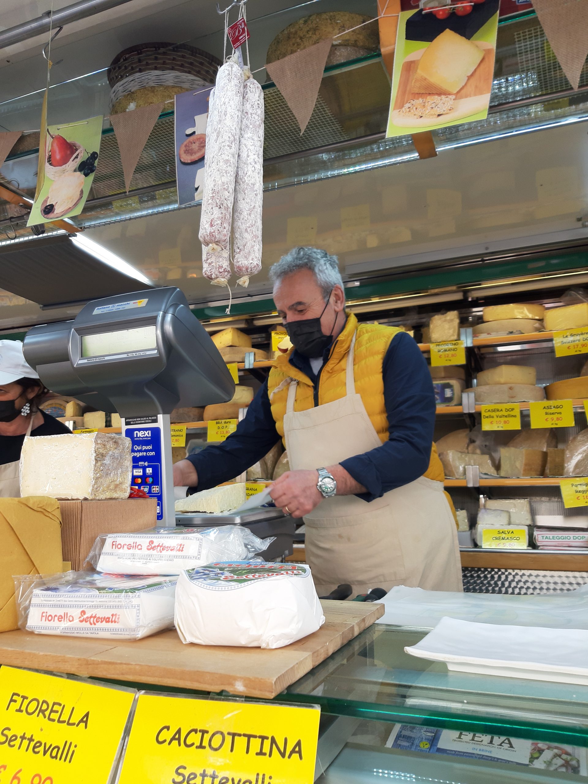 banca de queijos no mercado de Vimercate