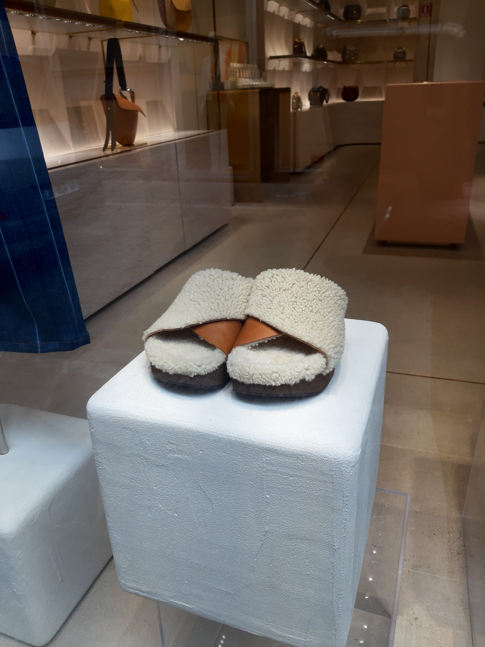 Vitrine Chloé Milão com sandália para inverno revestida de pele de carneiro ecológica