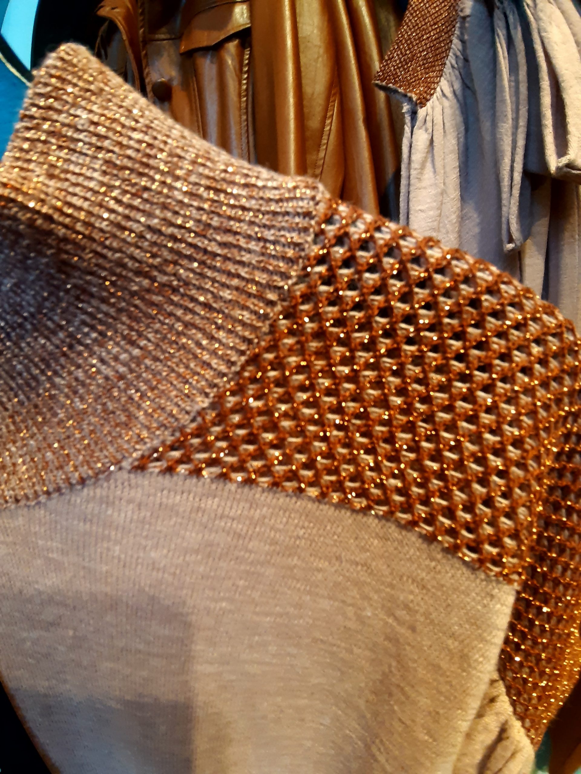 Inverno 2022 feminino, blusa de malha com aplicação de lurex, Detalhe blusa em malha com aplicação de tricot em lurex da marca Sisley em Milão. Inverno 2022 feminino