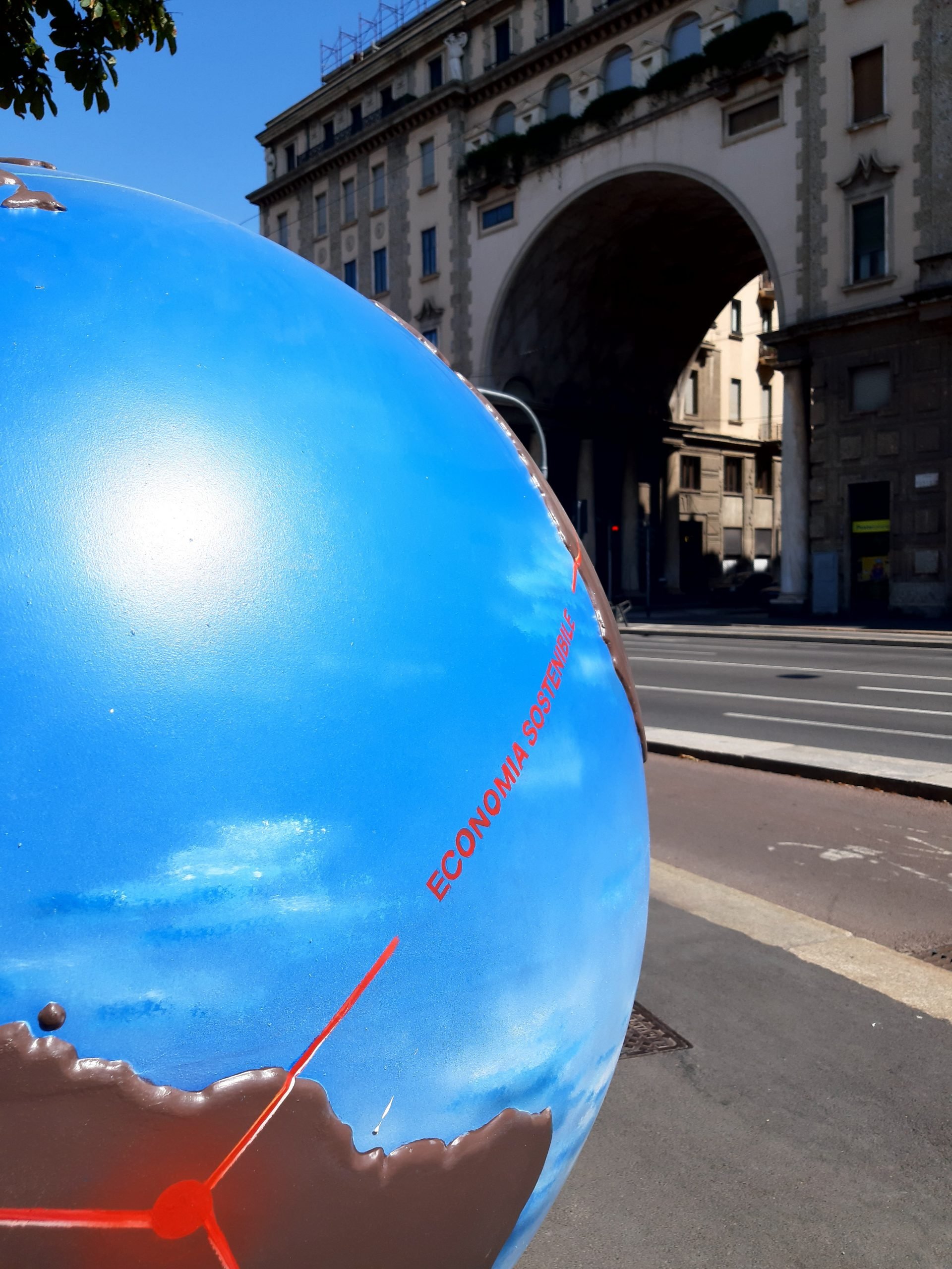 Imagem de um globo terrestre da Exposição We Planet Milano 2021-2022 ao ar livre na cidade de Milão para um futuro sustentável