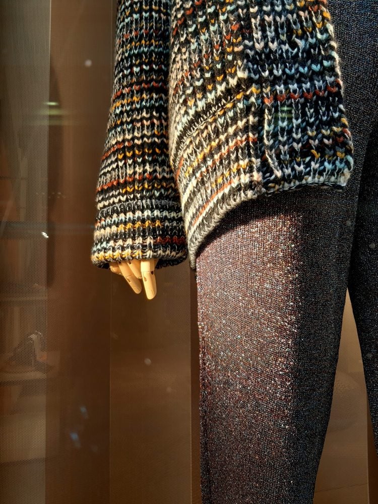 Detalhe do Look inverno Missoni 2022 feminino, calça tricot com lurex e tricot pesado em tons de terra e marrom.