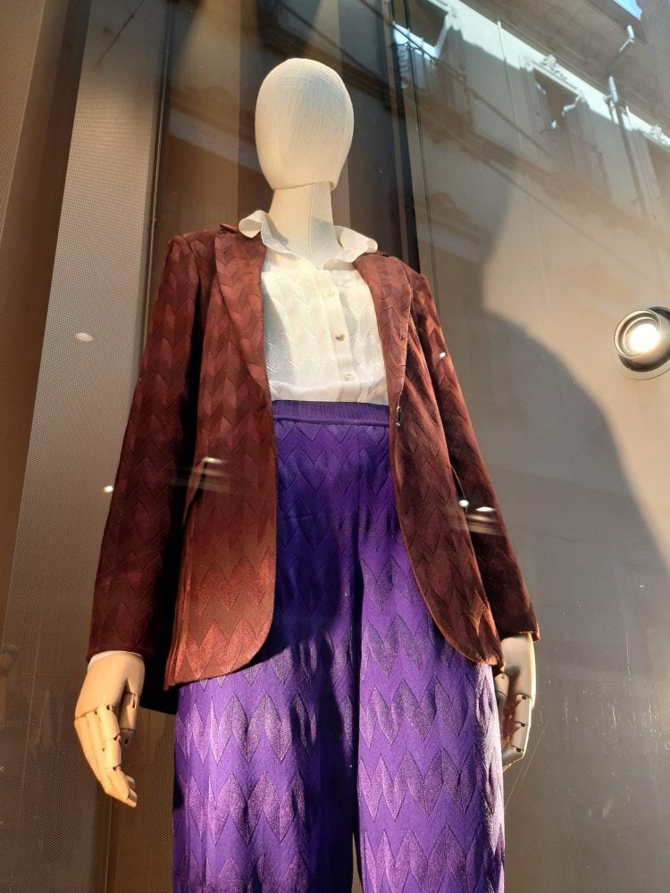 Vitrine Missoni inverno 2022 feminino, calça e blazer em maxi-chevron na vitrine de Milão