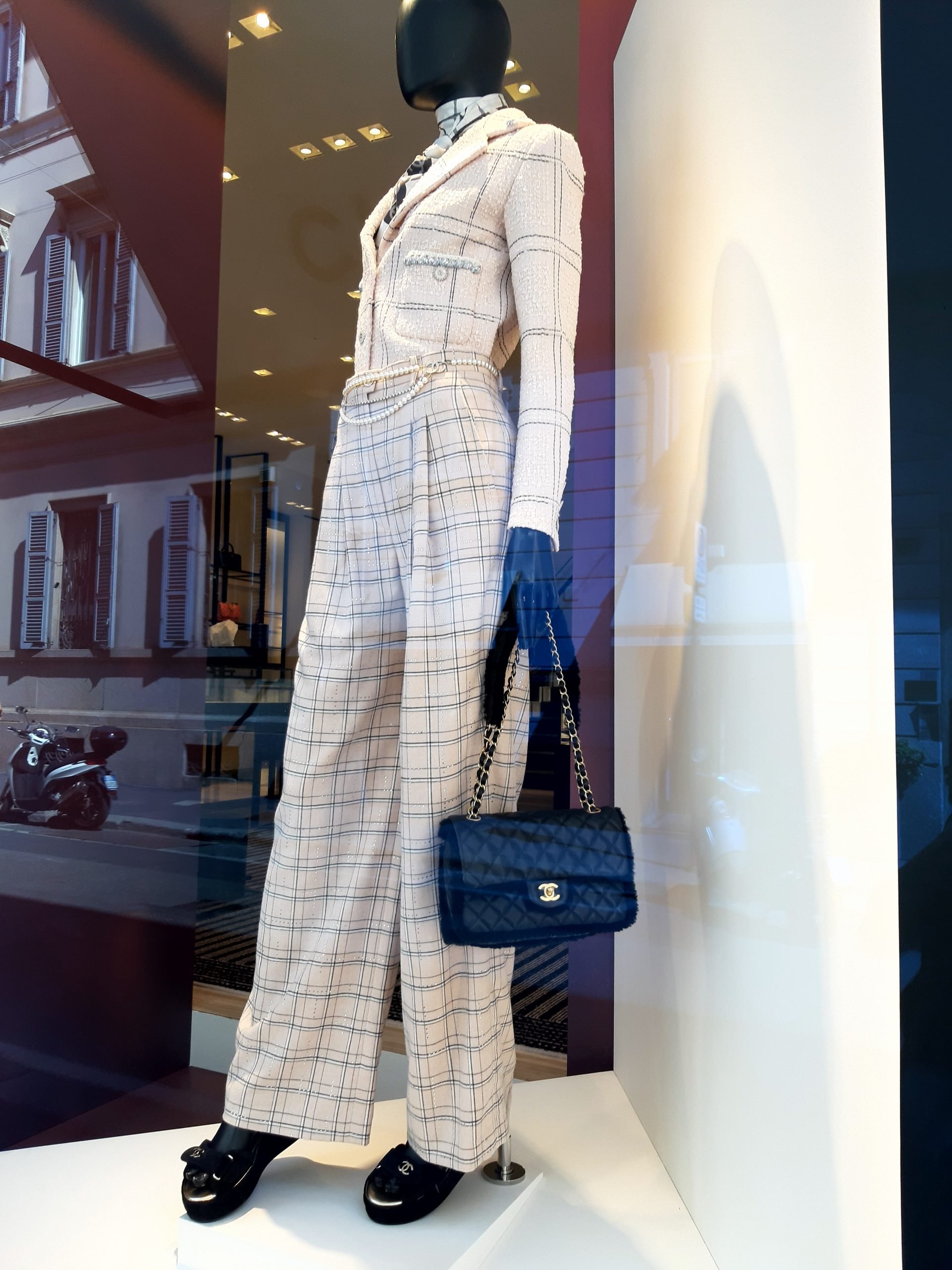 Vitrine de Chanel Milão, calça ampla e sandália confortável. 