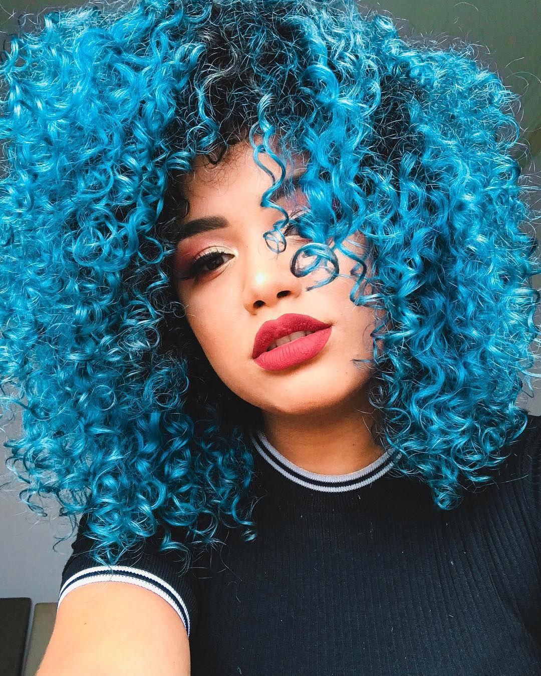 mulher com cabelo azul