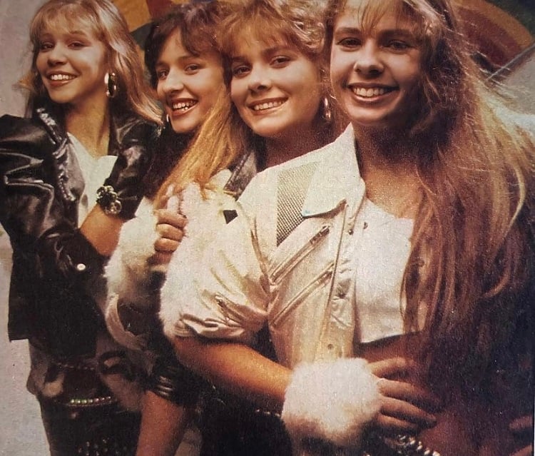 Foto da apresentadora no "meia soquete", ao lado de outras garotas