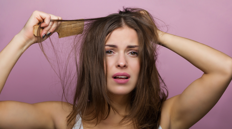 Mulher com cabelo quebrado