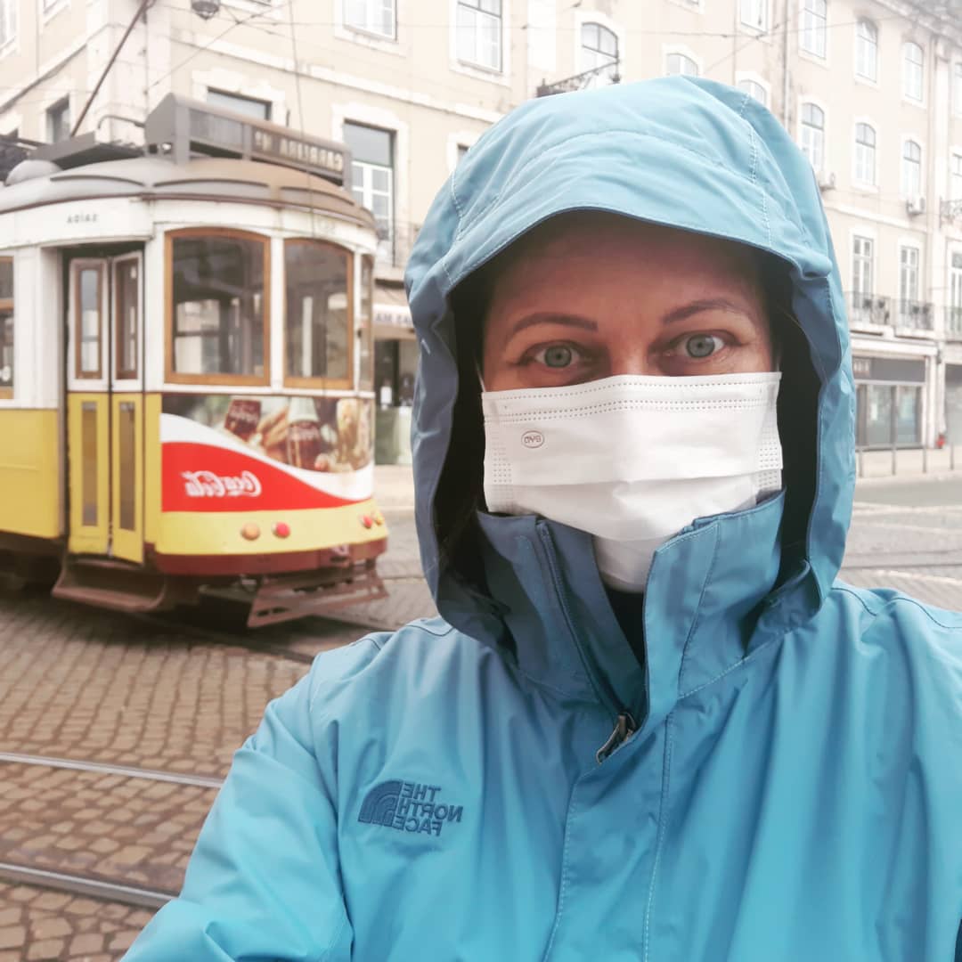 Alessandra nas ruas de Lisboa durante a pandemia usando máscara.