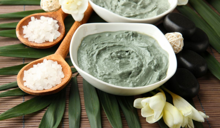 máscara de argila verde no pote branco