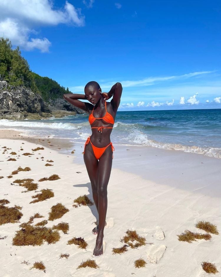 moda praia verão 2022 mulher negra de biquini