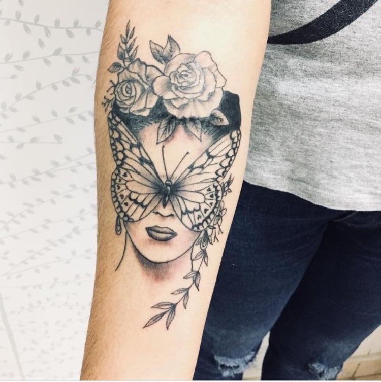 Tatuagem feminina no braço: Borboleta 