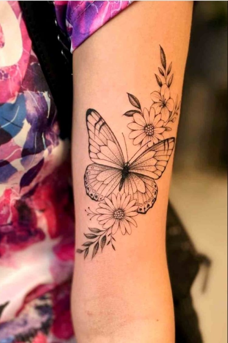 Tatuagem feminina no braço: Borboletas e flores 