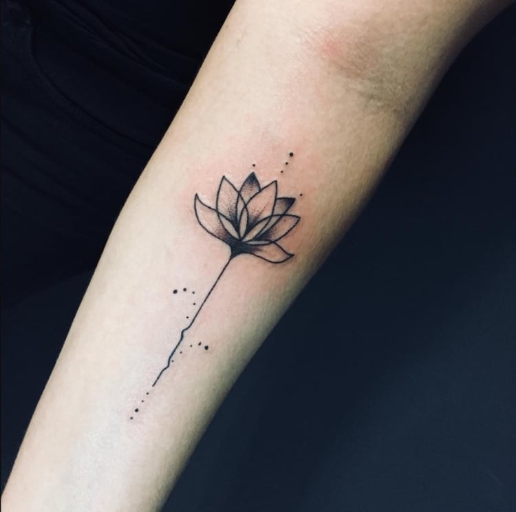 tatuagem feminina no braço/ flor 
