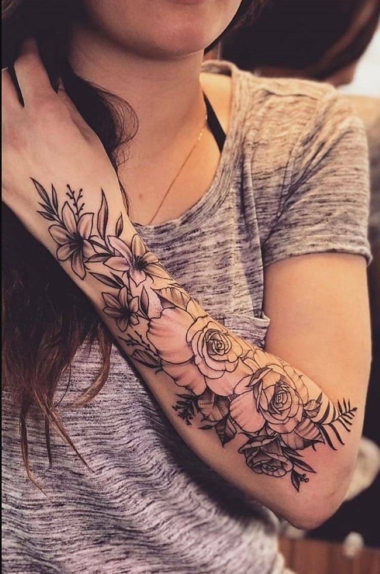 tatuagem feminina no braço/ rosas