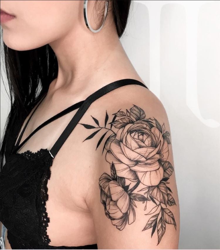 tatuagem feminina no braço rosas 