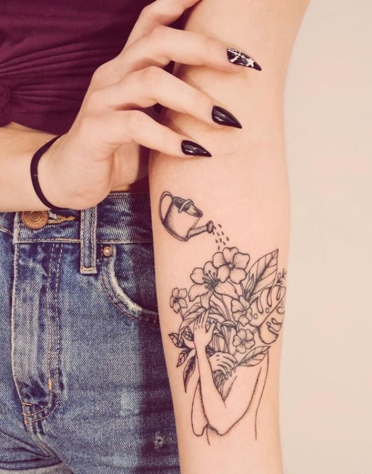 tatuagem feminina no braço/ flor