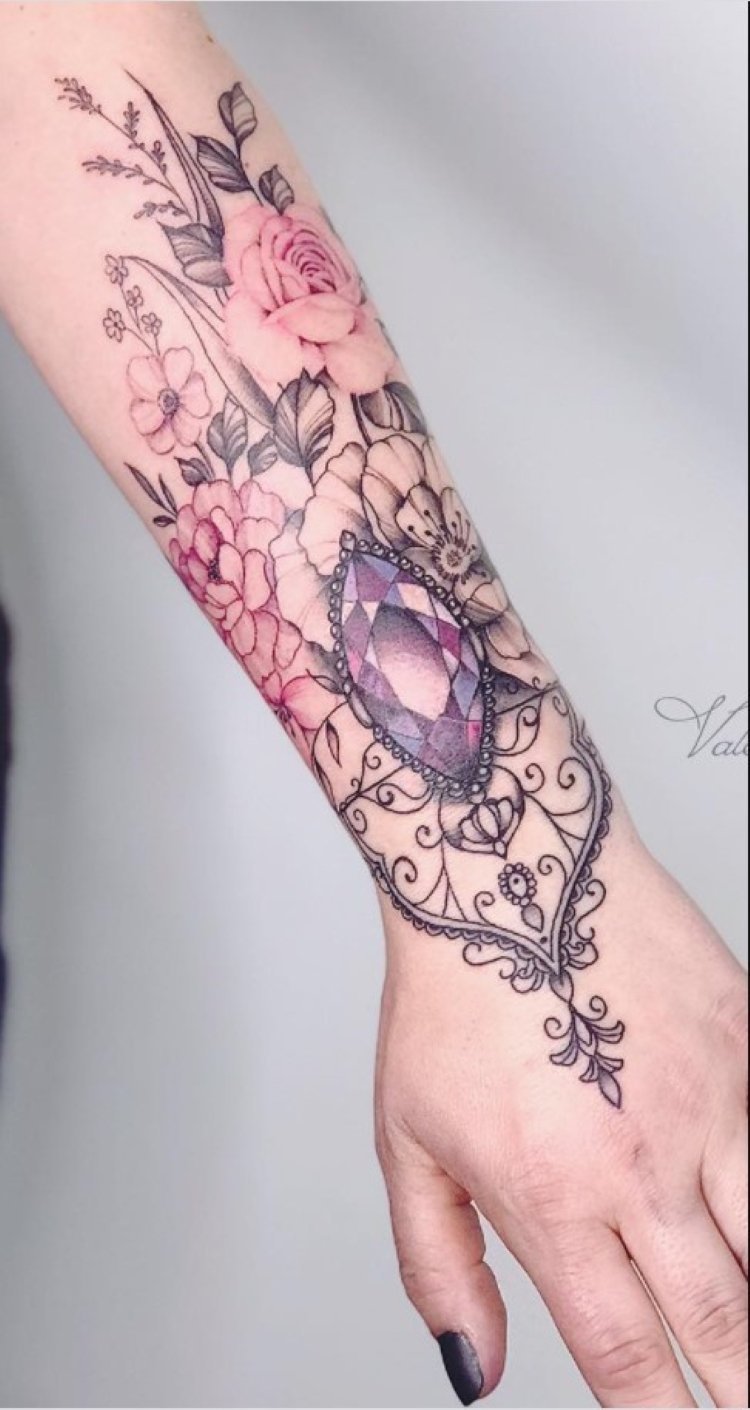 tatuagem feminina no braço/ flor colorida