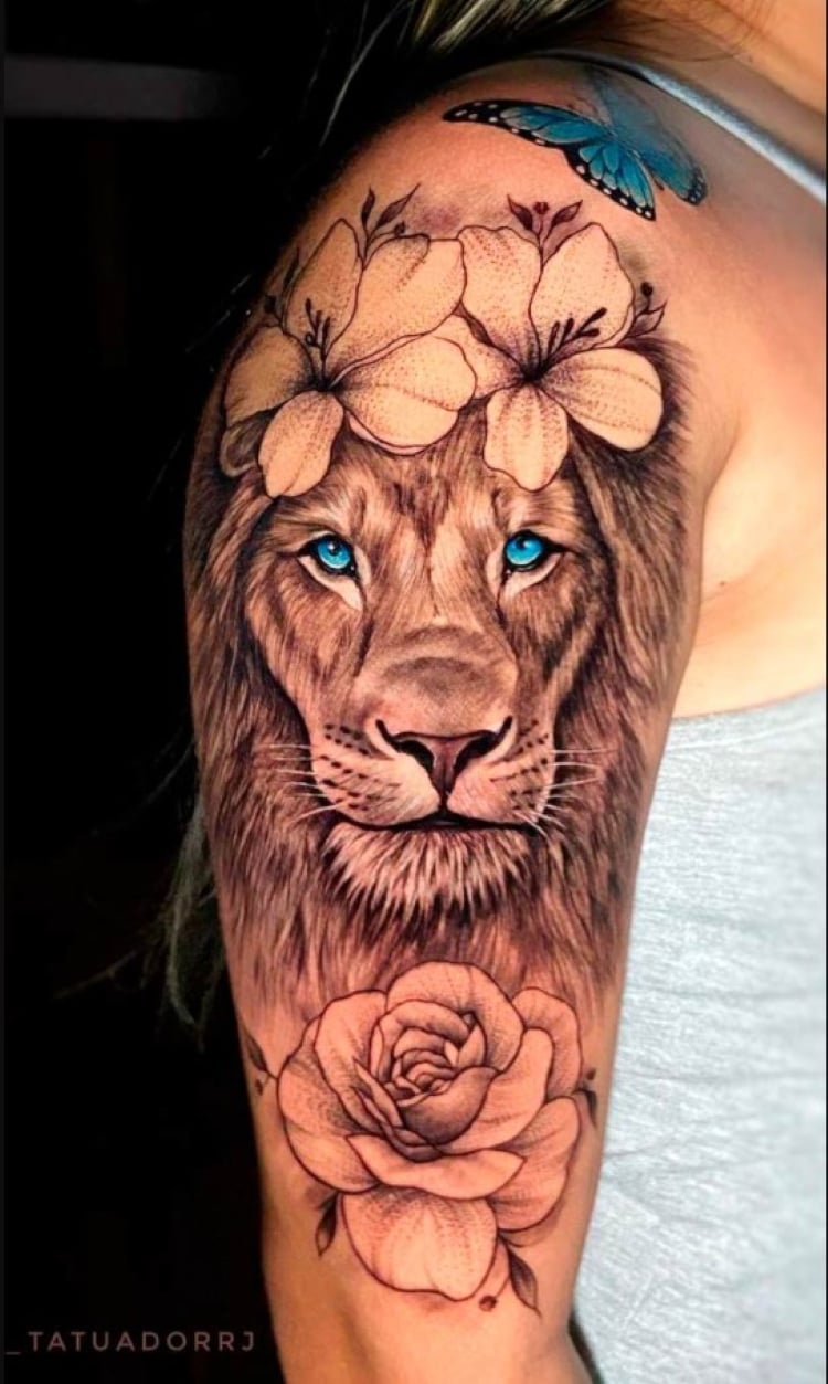 tatuagem feminina no braço/ leões e flores 