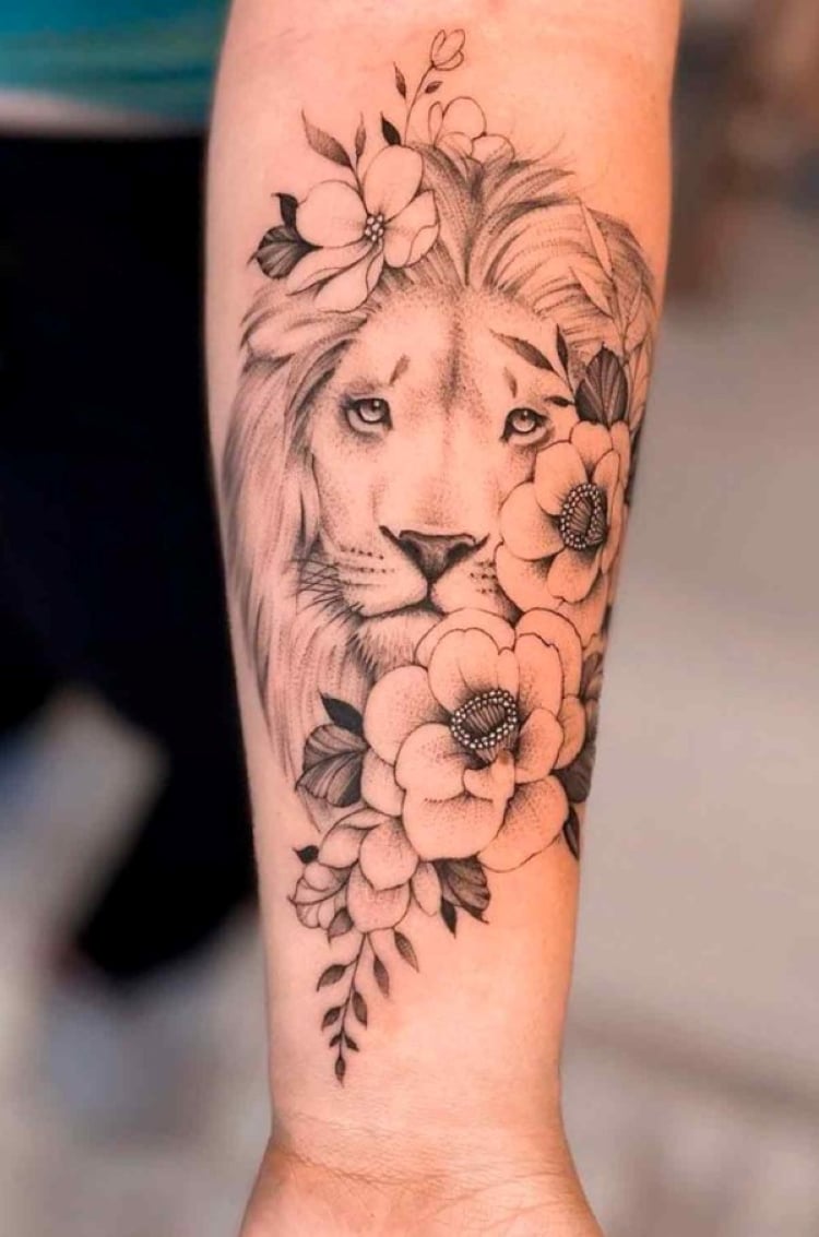tatuagem feminina no braço/ leões