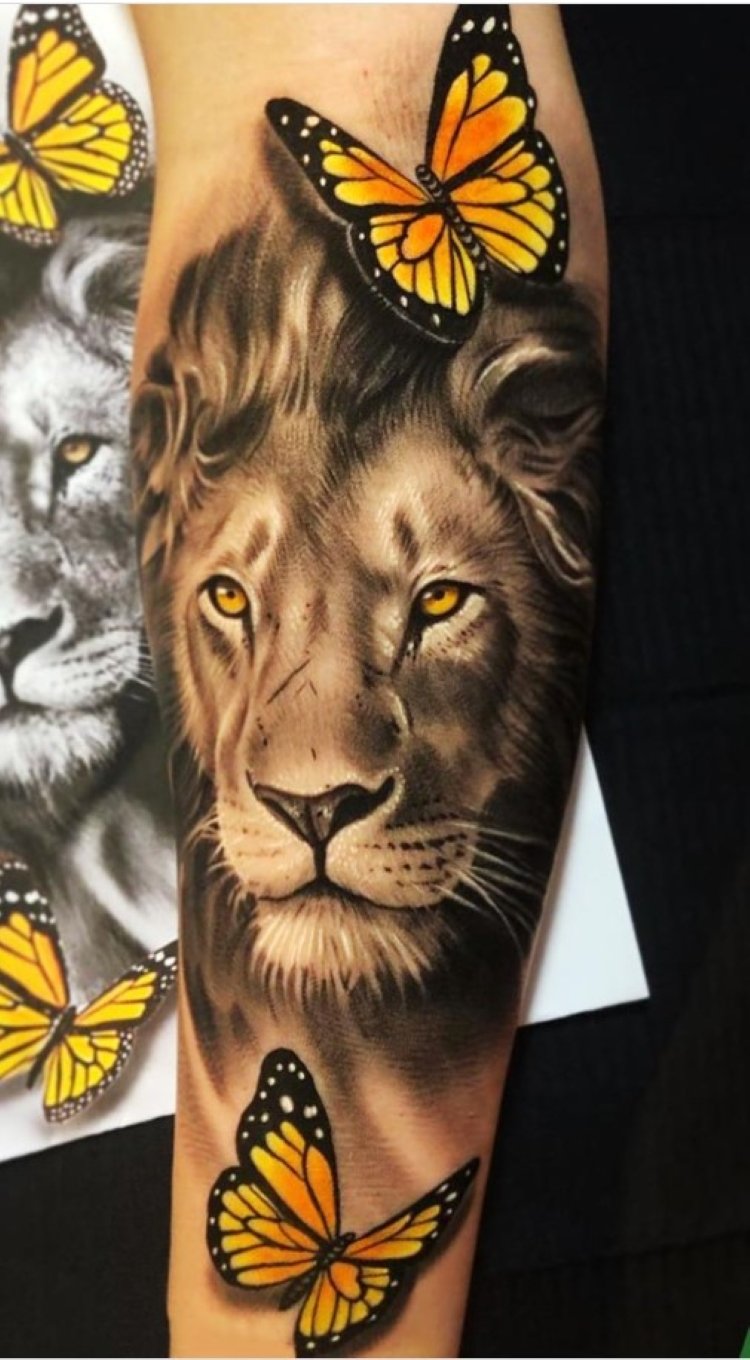 tatuagem feminina no braço/ leões e flores borboletas 