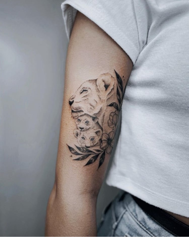 tatuagem feminina no braço/ leoas e filhotes 