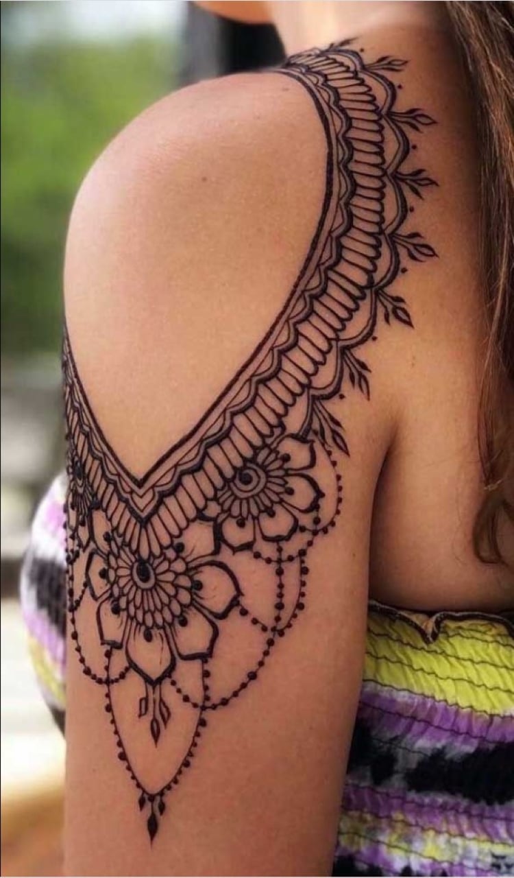 tatuagem feminina no braço/ mandala
