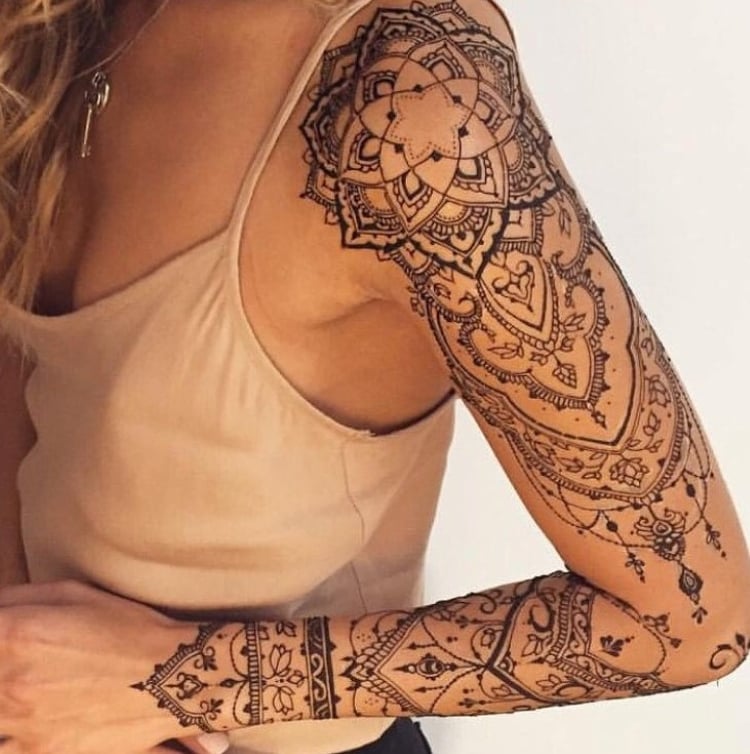 tatuagem feminina no braço/ mandala