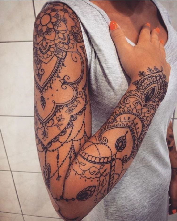 tatuagem feminina no braço/ mandalas