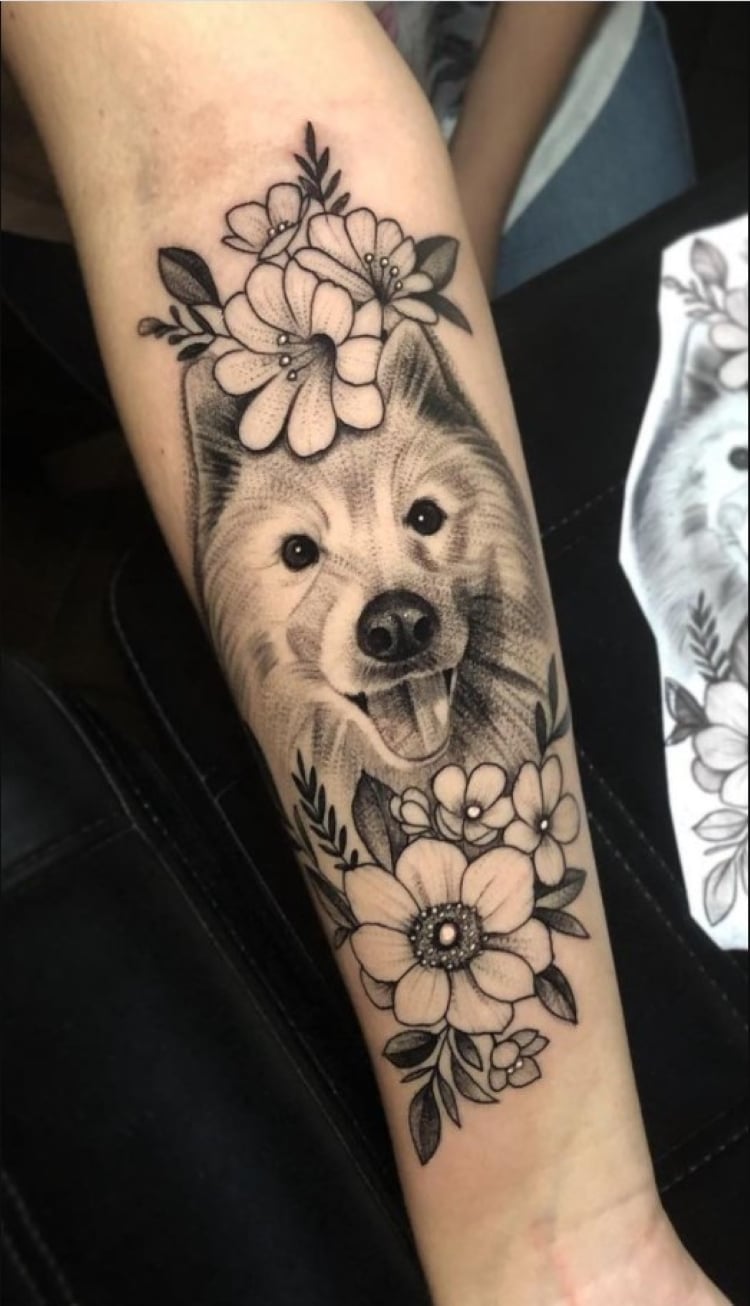 tatuagem feminina no braço/ cachorros e flores 