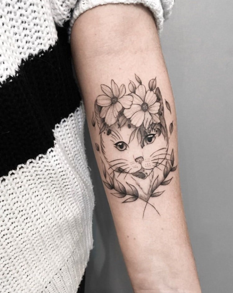tatuagem feminina no braço/ gatos