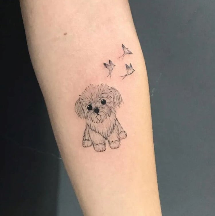 tatuagem feminina no braço/ cachorros