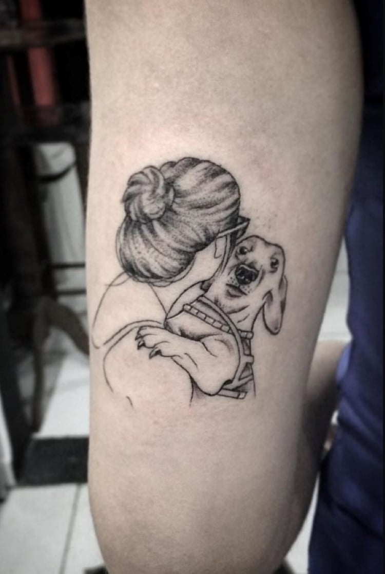 tatuagem feminina no braço/ cachorros 