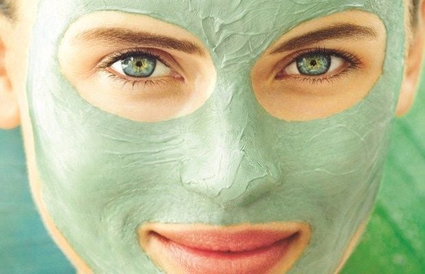 mulher com argila verde no rosto