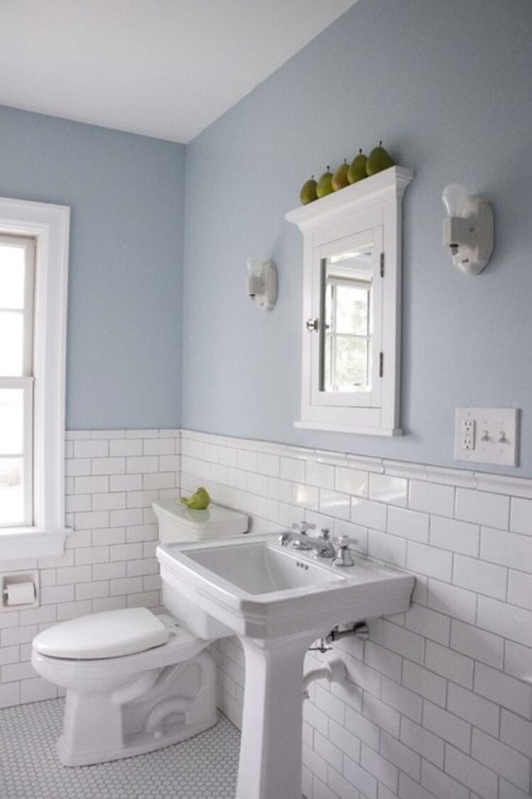 Banheiro branco e azul.