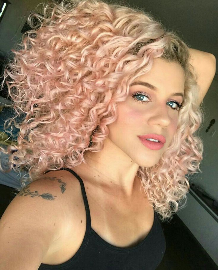 mulher com cabelo rosa