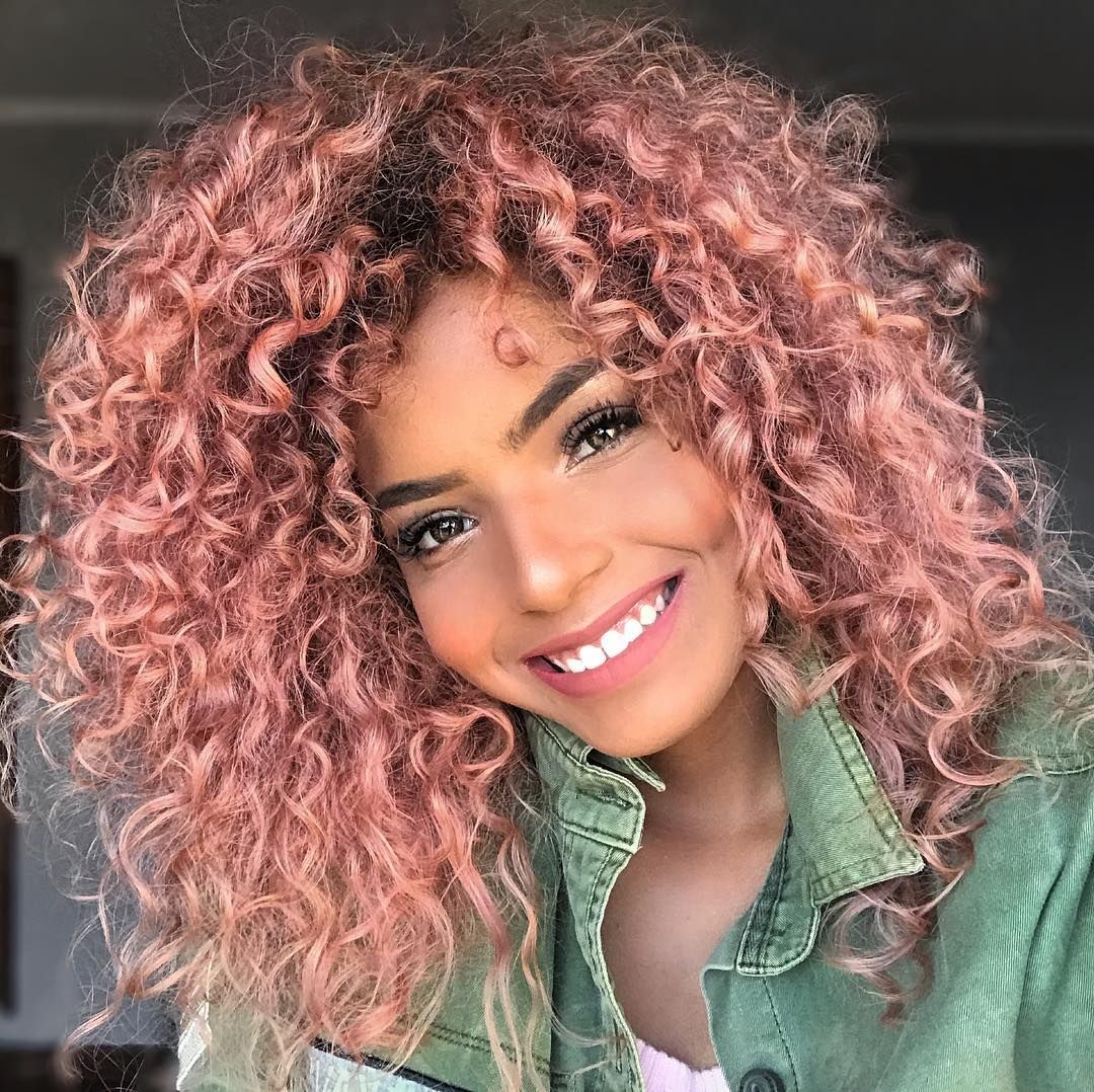 mulher com cabelo rosa