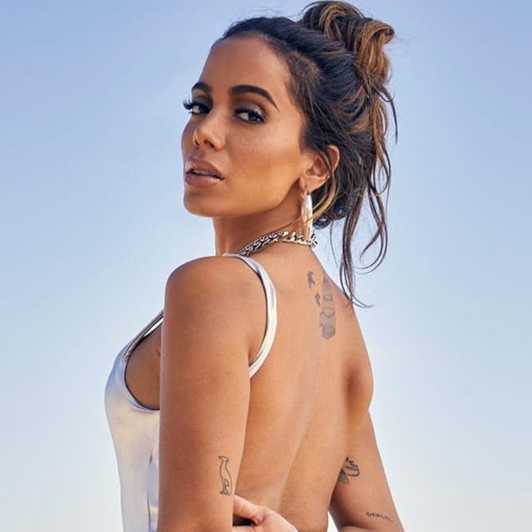 Anitta em foto na praia. Foto de Anitta.