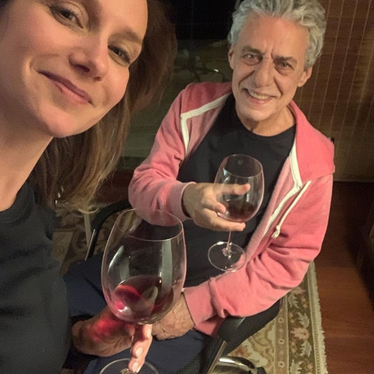 Foto do casal tomando vinho.
