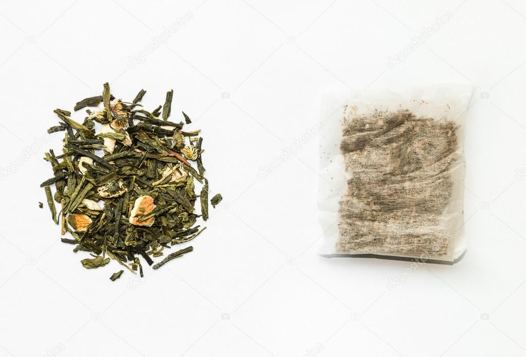 Fundo branco com ervas in natura ao lado de sachê de chá