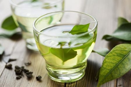 Chá verde emagrece e ajuda no tratamento de doenças, diz estudo