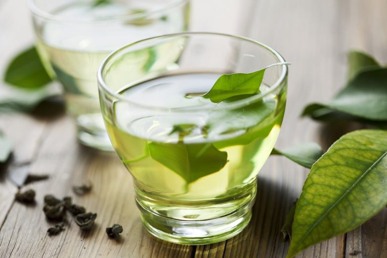 Copo com chá verde.