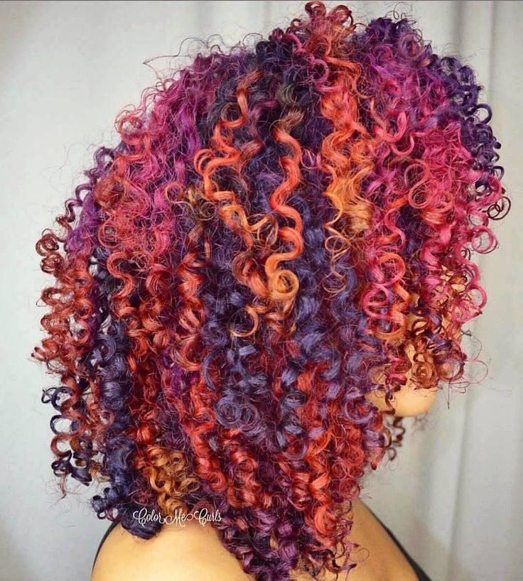 cabelo colorido com cachos