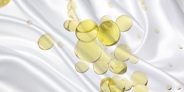 Seda com mancha de óleo Roupa de seda branca com manchas de óleo