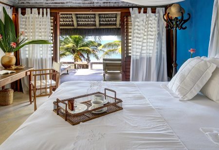 Quarto de casal com decoração praiana.