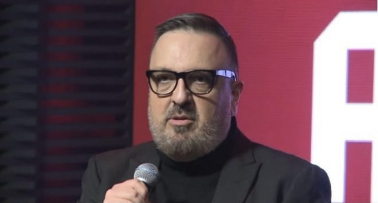 Rodrigo Carelli dando entrevista