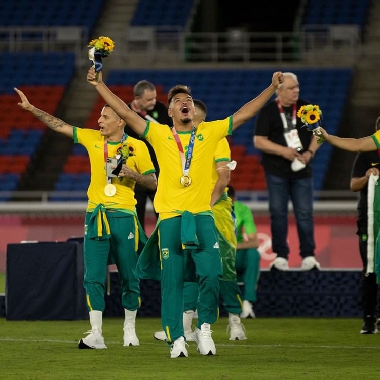 Foto de jogadores do time brasileiro de futebol masculino nas Olímpiadas de Tóquio.
