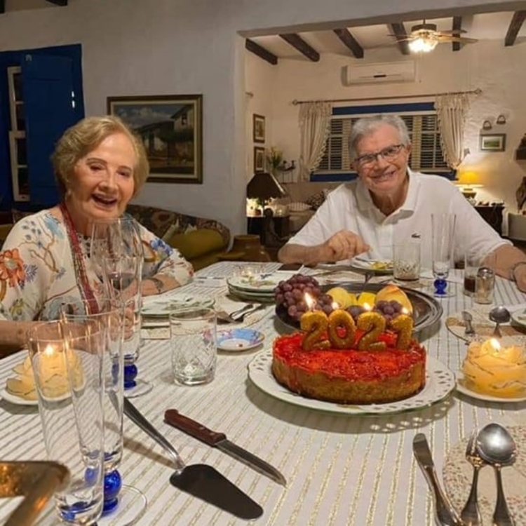 Glória Menezes e Tarcísio Meira celebram a chegada de 2021. Foto do casal de atores.